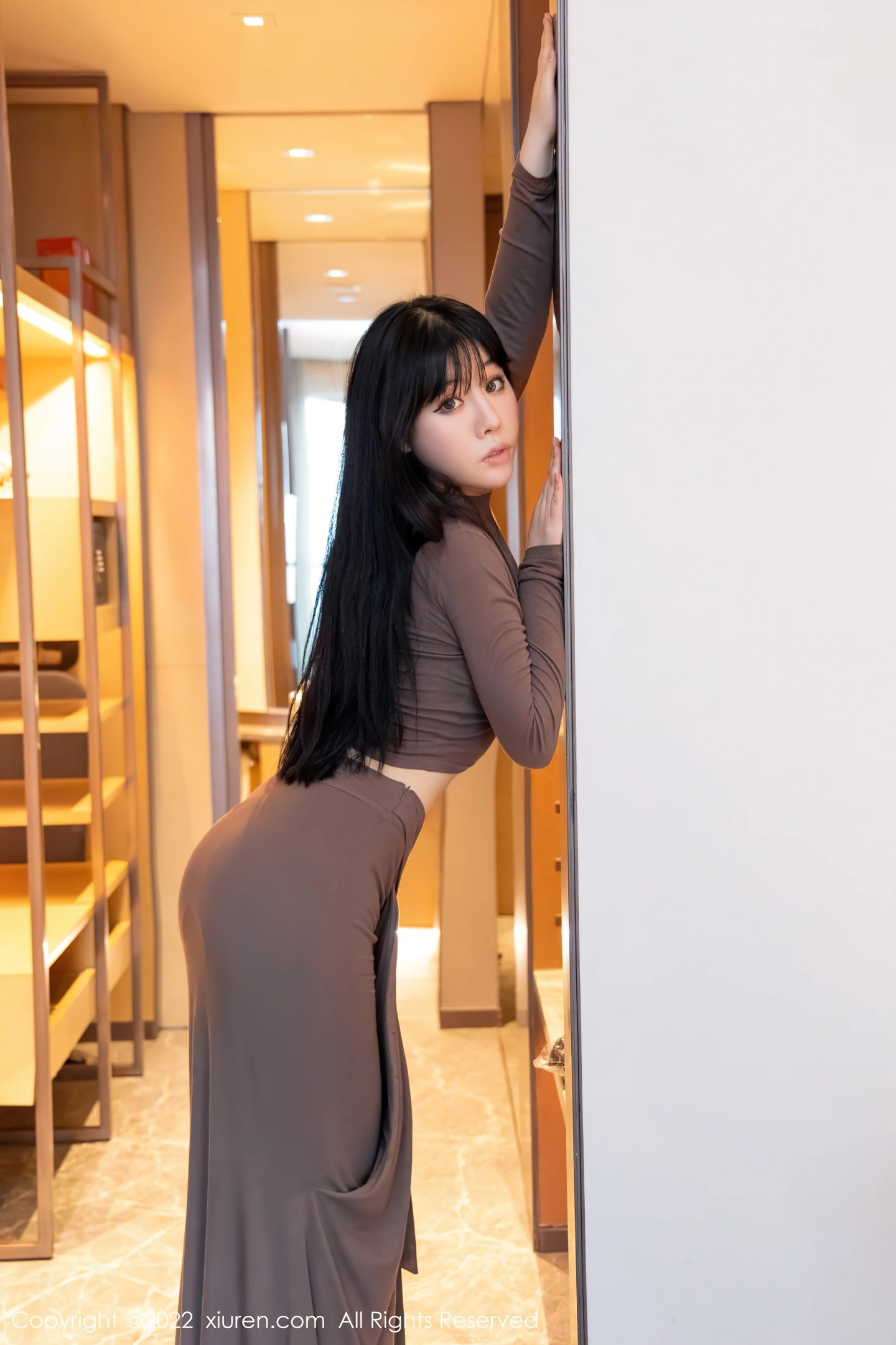 图片[3]-[XiuRen秀人网]VOL.4418 模特徐媛媛私房脱咖啡色长裙露开档无内黑丝裤袜惹火诱惑写真42P-秀人网官方网站
